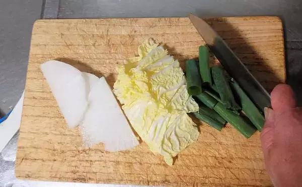 「釣った魚で作る「温か」レシピ：キビレと冬野菜の鍋　優しい味付けがマッチ」の画像