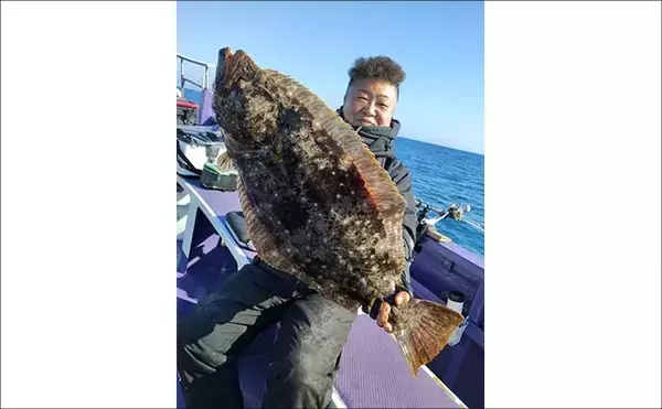 「船泳がせ釣りで4kg超大型ヒラメが次々浮上！【千葉・大原】イワシ接岸でチャンス拡大中」の画像