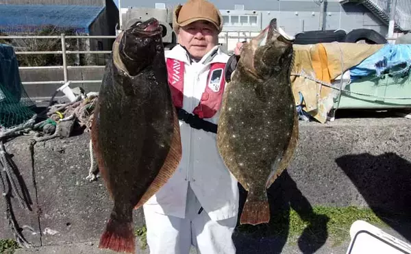 「船泳がせ釣りで4kg超大型ヒラメが次々浮上！【千葉・大原】イワシ接岸でチャンス拡大中」の画像