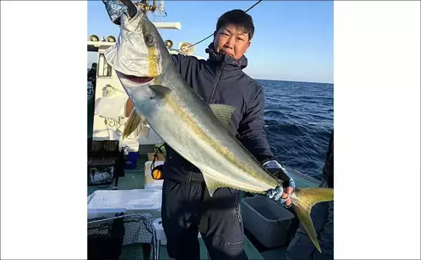 「【沖釣り釣果速報】芦屋沖の落とし込み釣りで100cmヒラマサ浮上！船中青物57匹の爆発劇（福岡）」の画像
