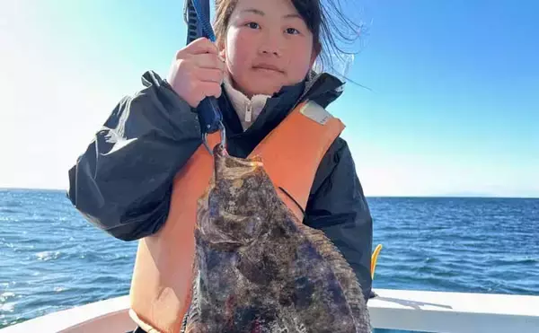 釣りガールが60cmヒラメ手中！ 釣具屋主催の「ヒラメ船釣り体験」に参加【神奈川】