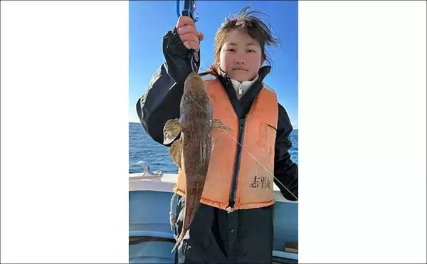 「釣りガールが60cmヒラメ手中！ 釣具屋主催の「ヒラメ船釣り体験」に参加【神奈川】」の画像