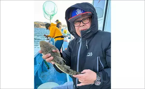 「釣りガールが60cmヒラメ手中！ 釣具屋主催の「ヒラメ船釣り体験」に参加【神奈川】」の画像