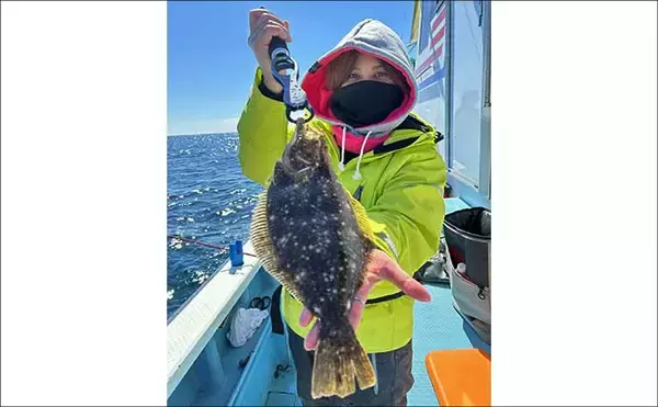 「釣りガールが60cmヒラメ手中！ 釣具屋主催の「ヒラメ船釣り体験」に参加【神奈川】」の画像
