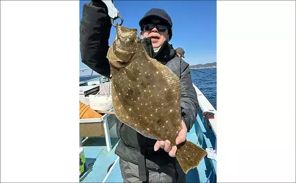「釣りガールが60cmヒラメ手中！ 釣具屋主催の「ヒラメ船釣り体験」に参加【神奈川】」の画像