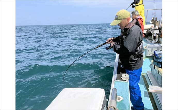 「ブリが怒涛のラッシュ！」上越沖ジギングで本命ブリ船中全員安打達成【八海丸】