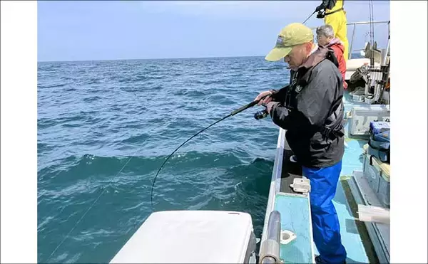「「ブリが怒涛のラッシュ！」上越沖ジギングで本命ブリ船中全員安打達成【八海丸】」の画像