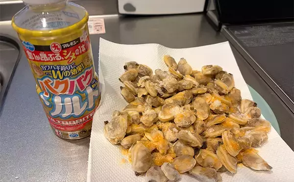 「釣り女子イチオシの釣りエサは「アサリ」！ 釣れる魚と下準備の方法を紹介」の画像