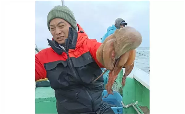 「那珂湊沖のエギタコ釣りで2kg超えマダコ手中！【茨城】船中オデコなし＆ツ抜け達成者も」の画像