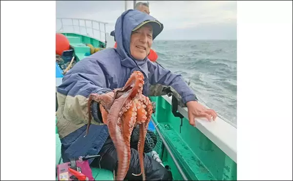 「那珂湊沖のエギタコ釣りで2kg超えマダコ手中！【茨城】船中オデコなし＆ツ抜け達成者も」の画像