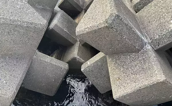 「消波ブロックに乗って釣りをするリスクとは？ 【後遺症残る大怪我を負うことも】」の画像