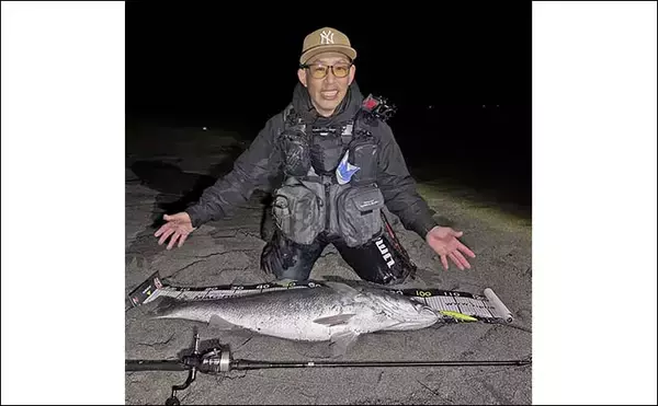 「「オオニベ102cmが砂浜に降臨！」遠州灘サーフのルアーゲームでメーター超え達成【静岡】」の画像