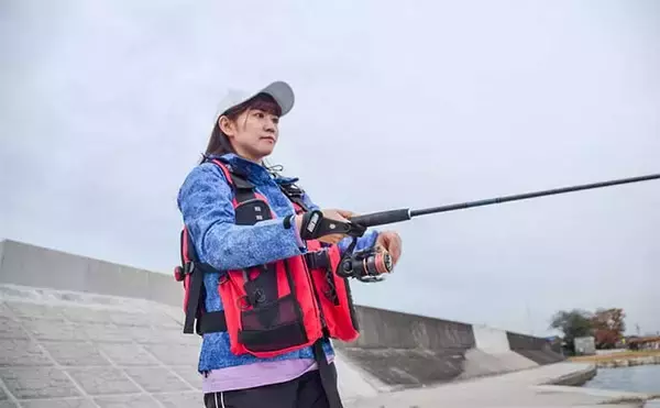 「陸っぱりルアーシーバス釣りで人生初本命キャッチに感激【名古屋港】 セイゴクラスが連発」の画像