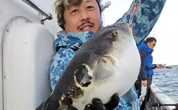 【沖釣り釣果速報】ガツンと本命ヒット！　鳥羽沖のカットウ釣りで良型トラフグを好捕（三重）