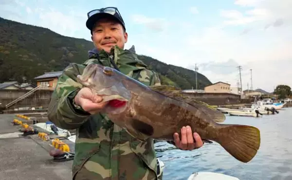 「【沖釣り釣果速報】ガツンと本命ヒット！　鳥羽沖のカットウ釣りで良型トラフグを好捕（三重）」の画像