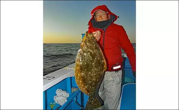 「広域解禁した茨城沖の船ヒラメ釣りで5kg筆頭に本命続々登場【桜井丸】」の画像