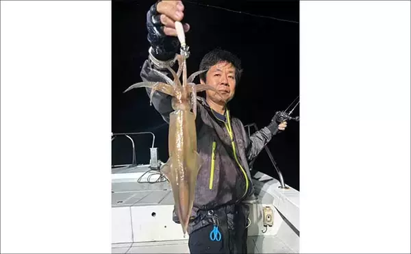 「イカメタルでも複数人100尾超え！数釣り加速中【夜焚きイカ釣果速報18選・福岡】」の画像