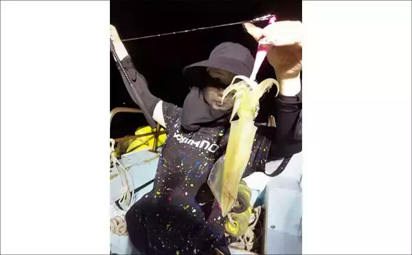 「イカメタルでも複数人100尾超え！数釣り加速中【夜焚きイカ釣果速報18選・福岡】」の画像