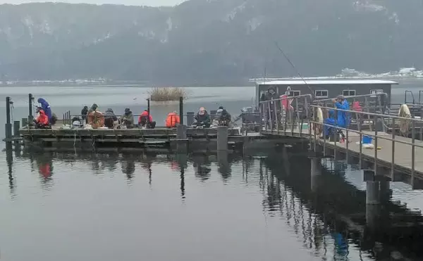 「桟橋ワカサギ釣りで426匹【滋賀・余呉湖】ノベザオ利用で手返しアップ」の画像