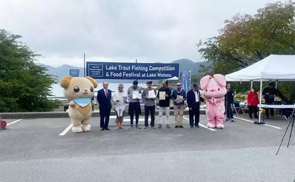 「「今日だけ特別に釣りOK！」 水深120mの本栖湖にカヤックジギングで挑戦！」の画像