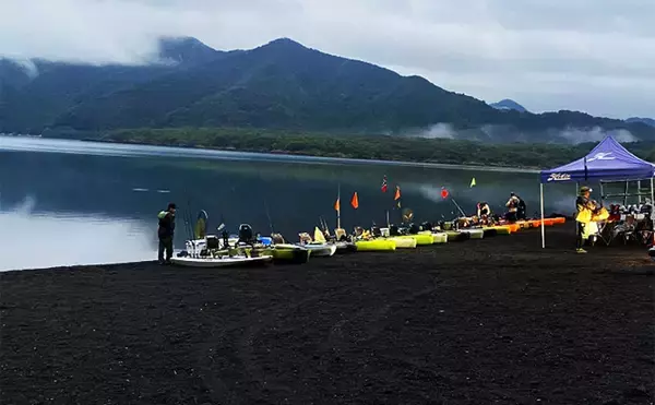 「「今日だけ特別に釣りOK！」 水深120mの本栖湖にカヤックジギングで挑戦！」の画像