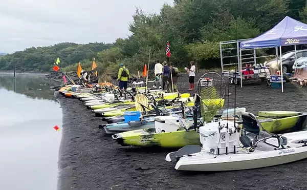 「「今日だけ特別に釣りOK！」 水深120mの本栖湖にカヤックジギングで挑戦！」の画像