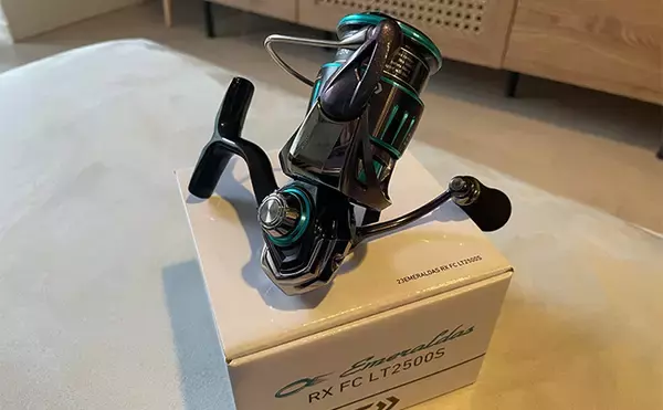 「海釣り初心者の女性アングラーが「実際に買って大満足した」釣り竿とリールを紹介」の画像