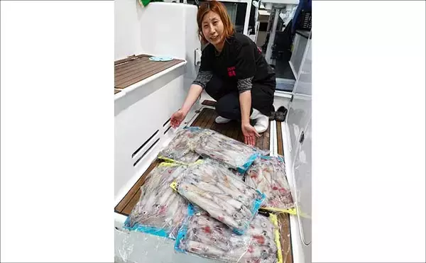 「イカメタルで100尾超え！夜焚きイカ好調キープ中【響灘エリアの沖釣り釣果速報7選・福岡】」の画像