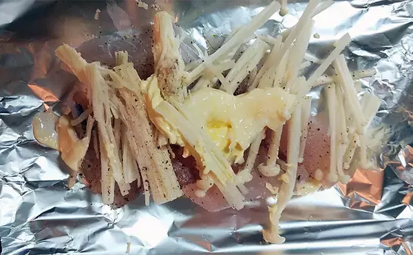 「釣魚で作る「秋の味覚」レシピ：ネリゴのホイル焼き　キノコとバターで食欲全開」の画像