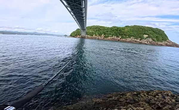 「「125gのルアーでも底取り不可？」 激流ポイントでショアジギングに挑戦」の画像