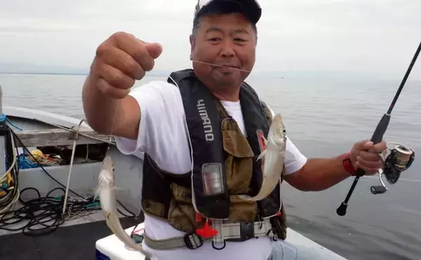 「夏を代表する魚「キス（シロギス）」を船で釣ろう！【タックル・仕掛け・エサ・釣り方を解説】」の画像