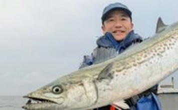 「雨と強風の中でサワラ3kg！」一瞬のボイルを射止めた石鏡沖キャスティングゲーム【三重】