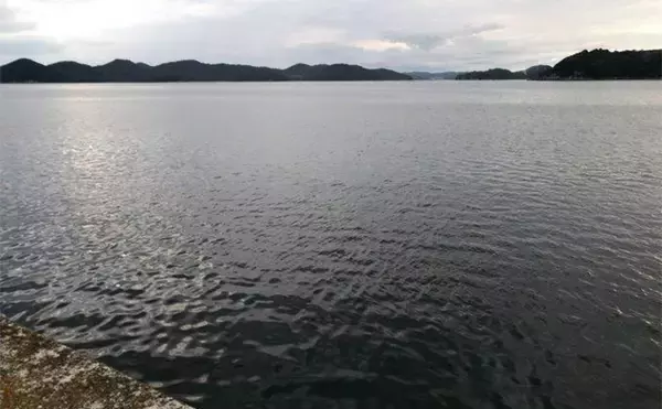 「陸っぱりヒラメゲームのついでにシーバスを狙ったら入れ食い！　使用ルアーは『IJ16』のみ」の画像