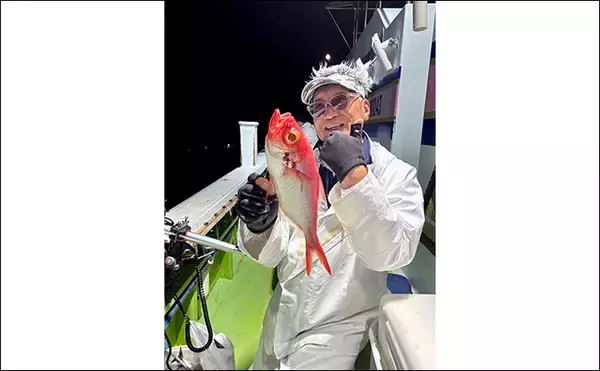 「「フラッシャーサビキで赤いダイヤを狙う！」半夜キンメダイ釣りで2ケタ釣果達成【恵津丸】」の画像