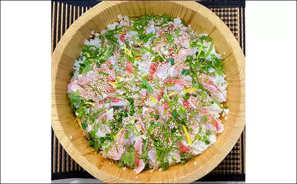 「「フラッシャーサビキで赤いダイヤを狙う！」半夜キンメダイ釣りで2ケタ釣果達成【恵津丸】」の画像