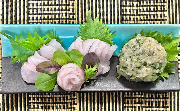 「「フラッシャーサビキで赤いダイヤを狙う！」半夜キンメダイ釣りで2ケタ釣果達成【恵津丸】」の画像