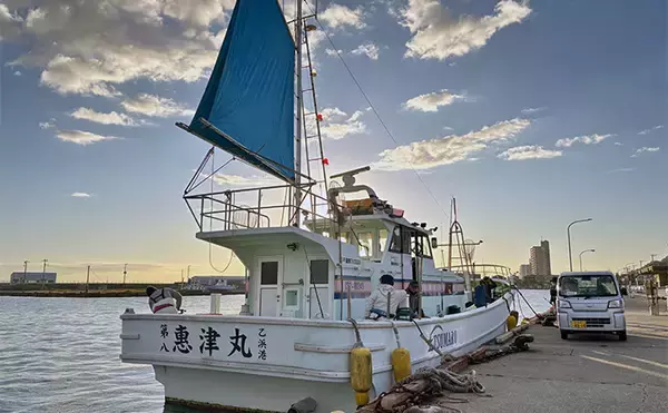 「「フラッシャーサビキで赤いダイヤを狙う！」半夜キンメダイ釣りで2ケタ釣果達成【恵津丸】」の画像