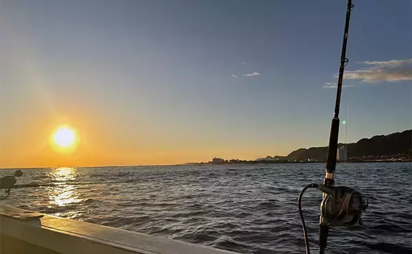 「「フラッシャーサビキで赤いダイヤを狙う！」半夜キンメダイ釣りで2ケタ釣果達成【恵津丸】」の画像