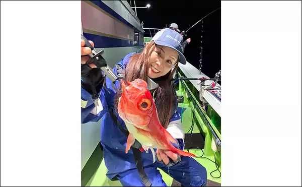 「「フラッシャーサビキで赤いダイヤを狙う！」半夜キンメダイ釣りで2ケタ釣果達成【恵津丸】」の画像