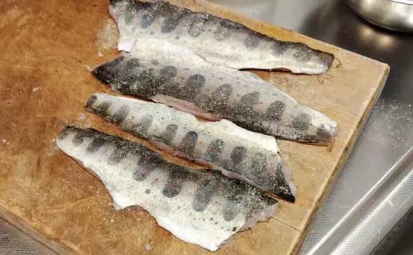 「旬の渓魚で作るイタリアンレシピ：香草パン粉焼き　サクサク食感がクセになる！」の画像