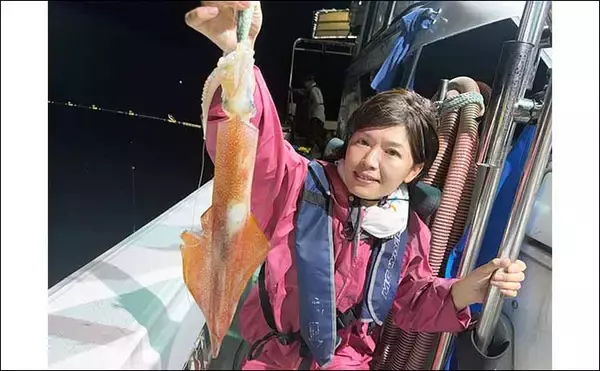 「【夜焚きイカ釣果速報】イカメタルでも100尾オーバーと絶好調（福岡）」の画像