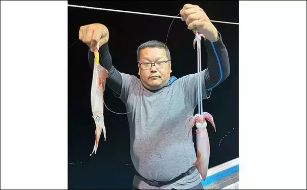 「【夜焚きイカ釣果速報】イカメタルでも100尾オーバーと絶好調（福岡）」の画像