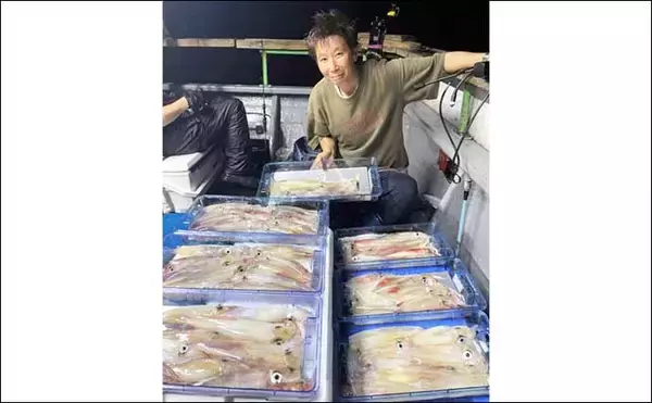 「【夜焚きイカ釣果速報】イカメタルでも100尾オーバーと絶好調（福岡）」の画像