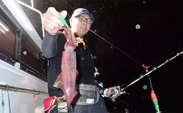 「【夜焚きイカ釣果速報】イカメタルでも100尾オーバーと絶好調（福岡）」の画像