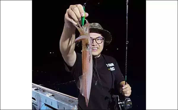 「【夜焚きイカ釣果速報】イカメタルでも100尾オーバーと絶好調（福岡）」の画像