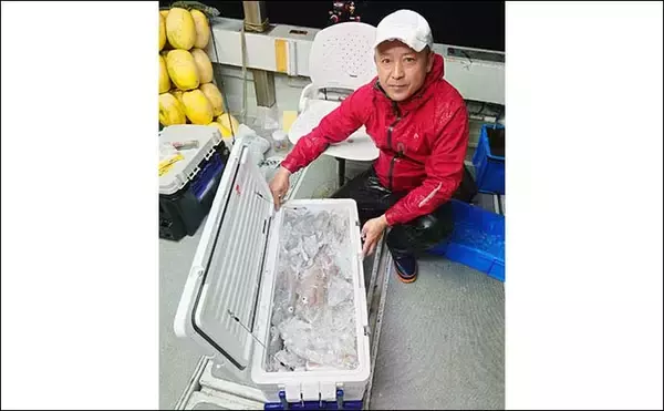 「【夜焚きイカ釣果速報】イカメタルでも100尾オーバーと絶好調（福岡）」の画像