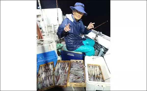「【夜焚きイカ釣果速報】イカメタルでも100尾オーバーと絶好調（福岡）」の画像