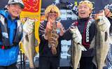 「ボートシーバス釣り大会で70cm級を揃えて優勝！ヘビーウェイトのバイブレーションが的中」の画像1