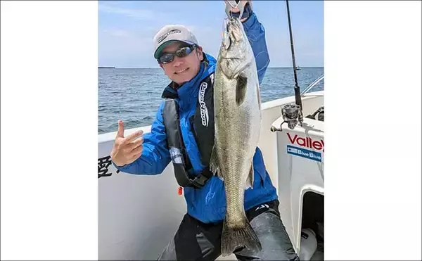 「ボートシーバス釣り大会で70cm級を揃えて優勝！ヘビーウェイトのバイブレーションが的中」の画像