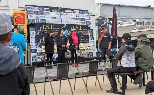 「ボートシーバス釣り大会で70cm級を揃えて優勝！ヘビーウェイトのバイブレーションが的中」の画像